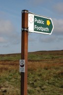 Signpost: 'Public Footpath' and 'Access Land'